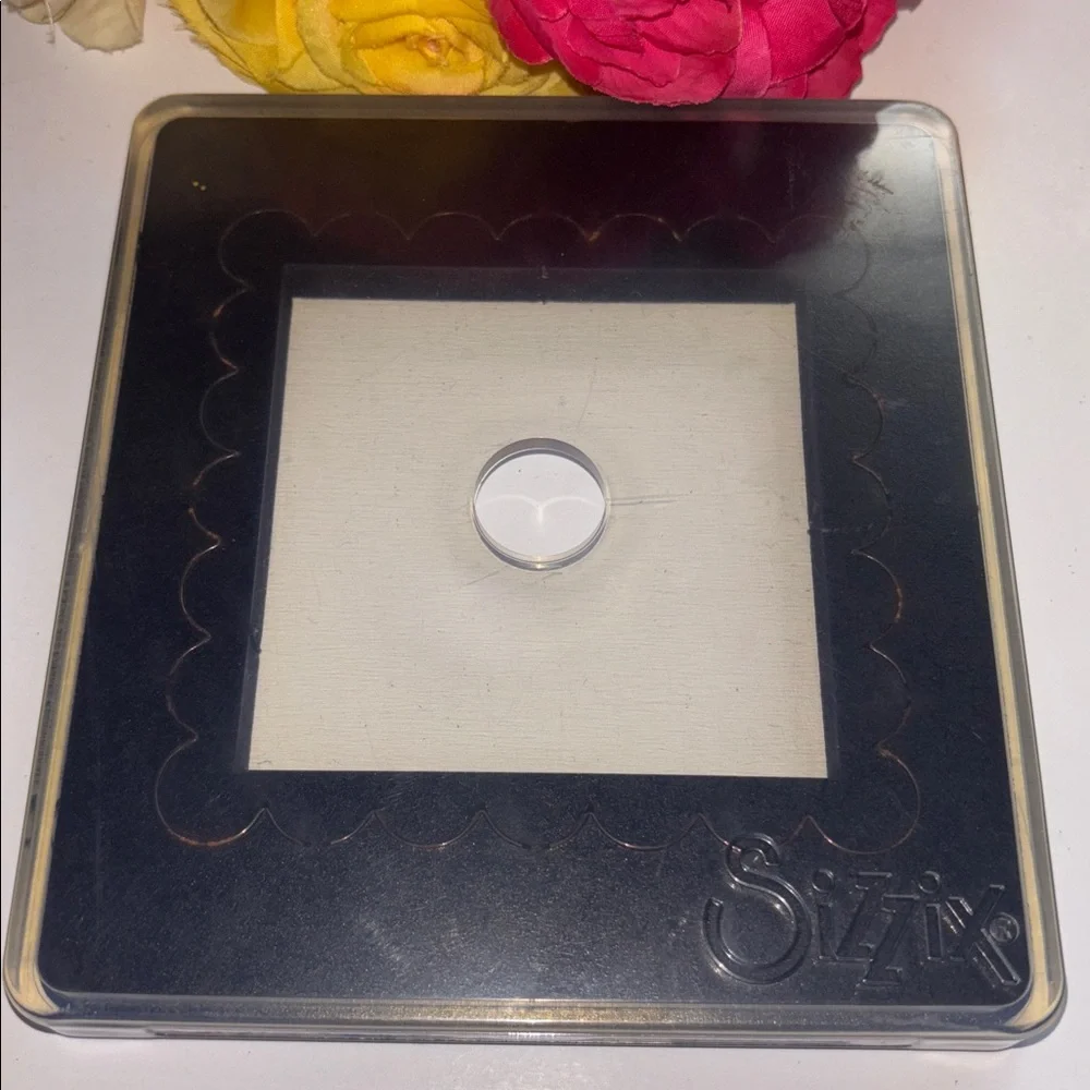SIZZIX CLEAR SQUARE SCALLOP